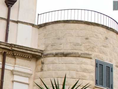 ...la seconda possiede invece delle aperture rettangolari e un terrazzino in cima